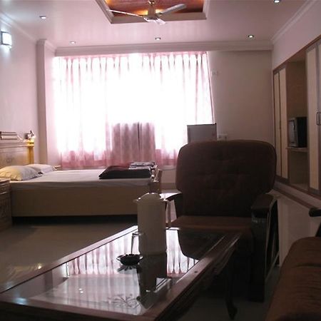 Gaurav Hotel Kanpur Exterior photo