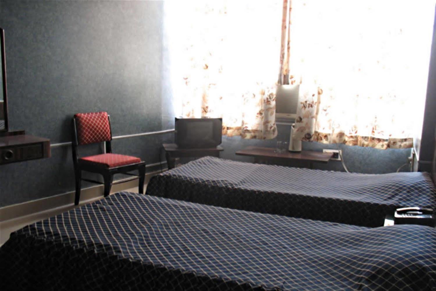 Gaurav Hotel Kanpur Exterior photo